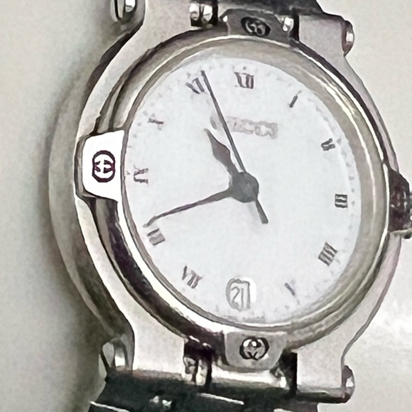 Authentic Gucci 9000 series Watch - Picture 4 of 9